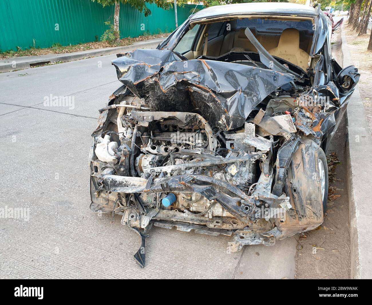 Accident avant d'une collision de voiture noire se endommagé par accident sur la route.véhicule endommagé de près après l'accident de voiture. Banque D'Images