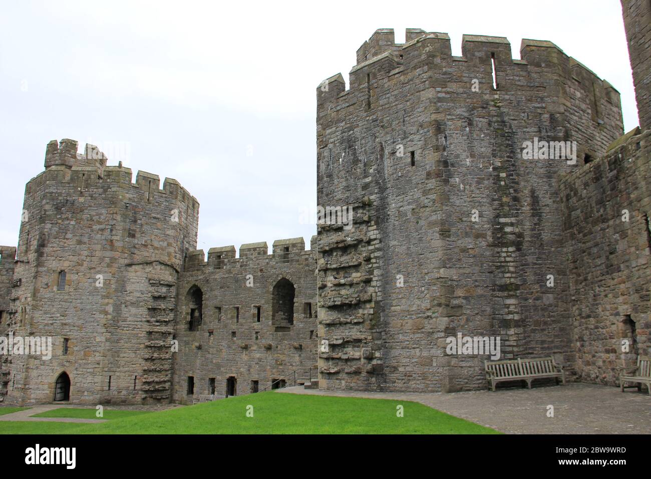 Château de Caernarfon à Caernarfon, au nord du pays de Galles. Royaume-Uni Banque D'Images