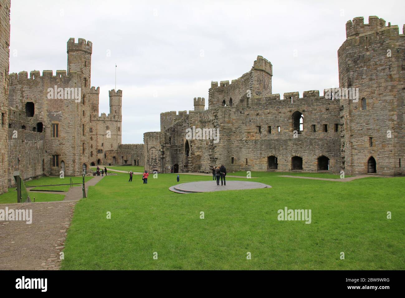 Château de Caernarfon à Caernarfon, au nord du pays de Galles. Royaume-Uni Banque D'Images