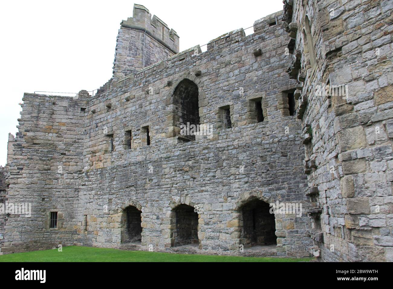 Château de Caernarfon à Caernarfon, au nord du pays de Galles. Royaume-Uni Banque D'Images