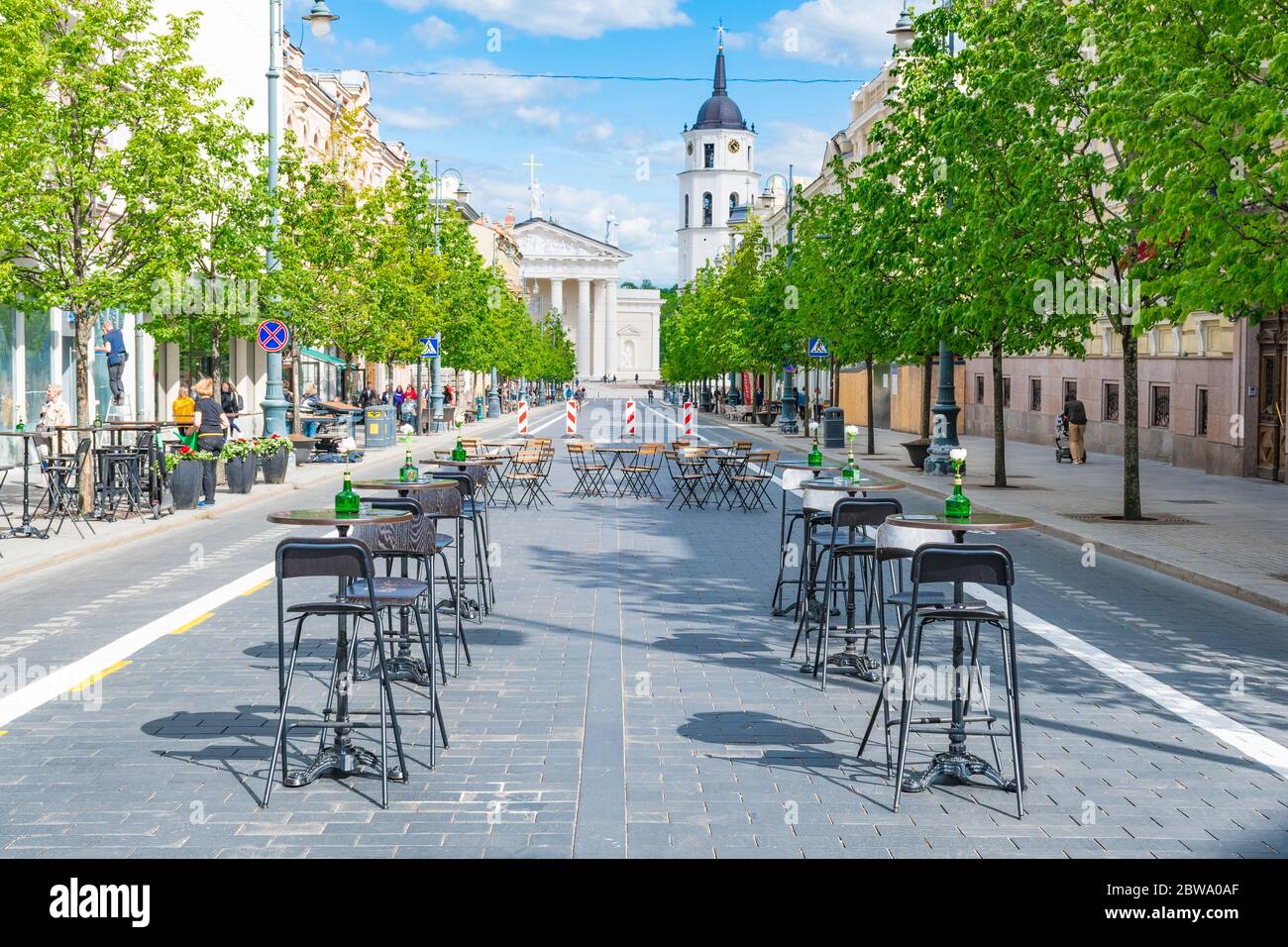 Bar et restaurant en plein air, Vilnius, Lituanie, Europe, à transformer en grande ville de café en plein air, réouverture après verrouillage, tables extérieures vides Banque D'Images
