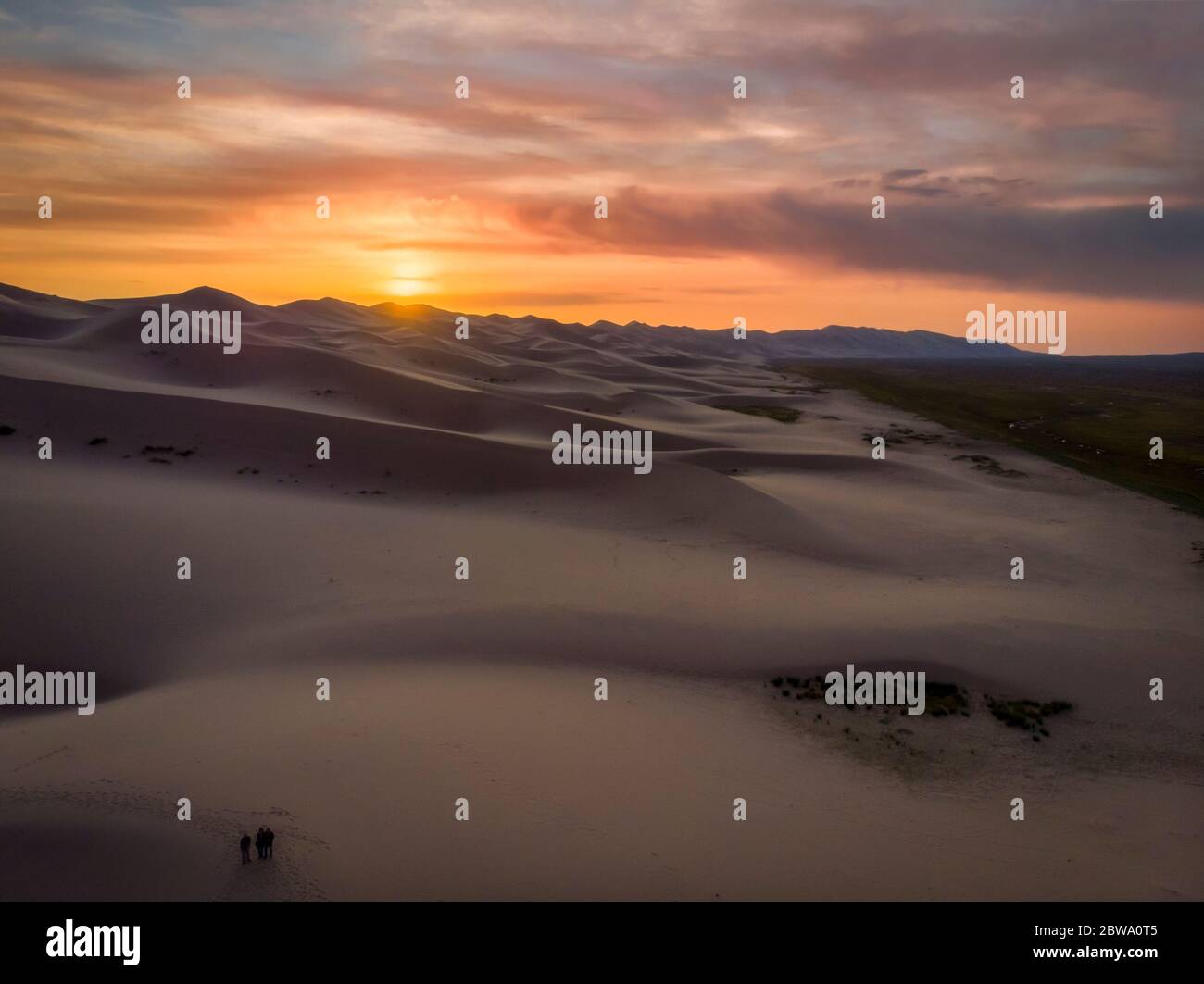 Trois personnes à Ching Sand Dunes à Kongoryn Els, Gobi Gurvaïkhan National Park, Gobi Desert, Mongolie, mongol, Asie, asiatique. Banque D'Images