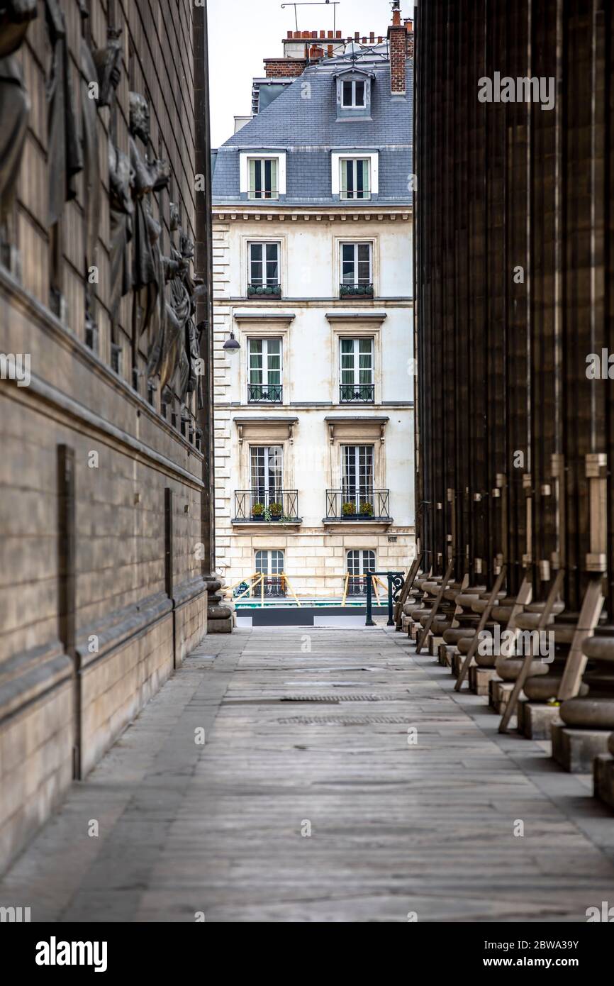 Paris, France - 17 mars 2020 : l'église de la Madeleine a été conçue dans sa forme actuelle comme un temple de la gloire de l'armée de Napoléon, juste au nord du P Banque D'Images