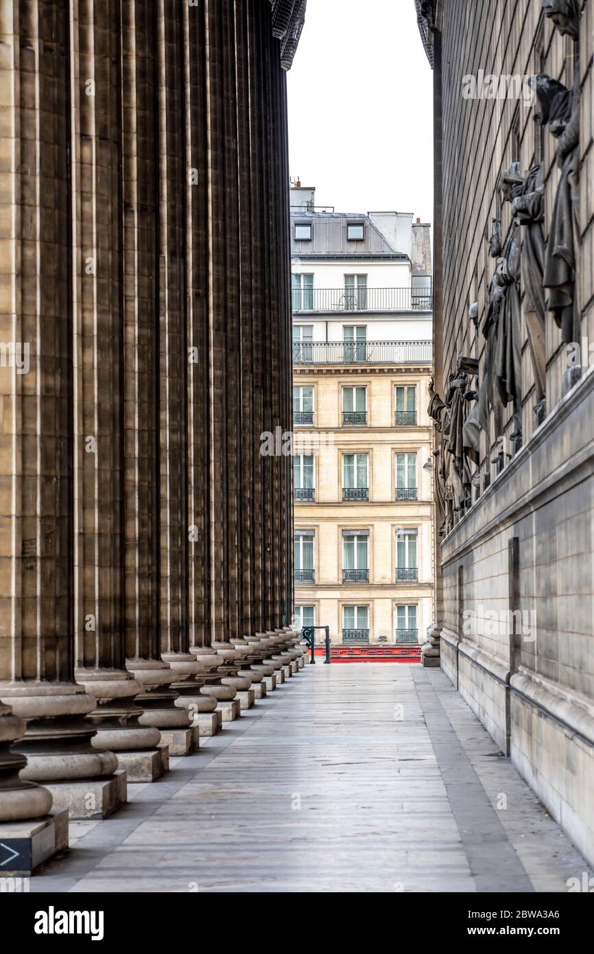 Paris, France - 17 mars 2020 : l'église de la Madeleine a été conçue dans sa forme actuelle comme un temple de la gloire de l'armée de Napoléon, juste au nord du P Banque D'Images