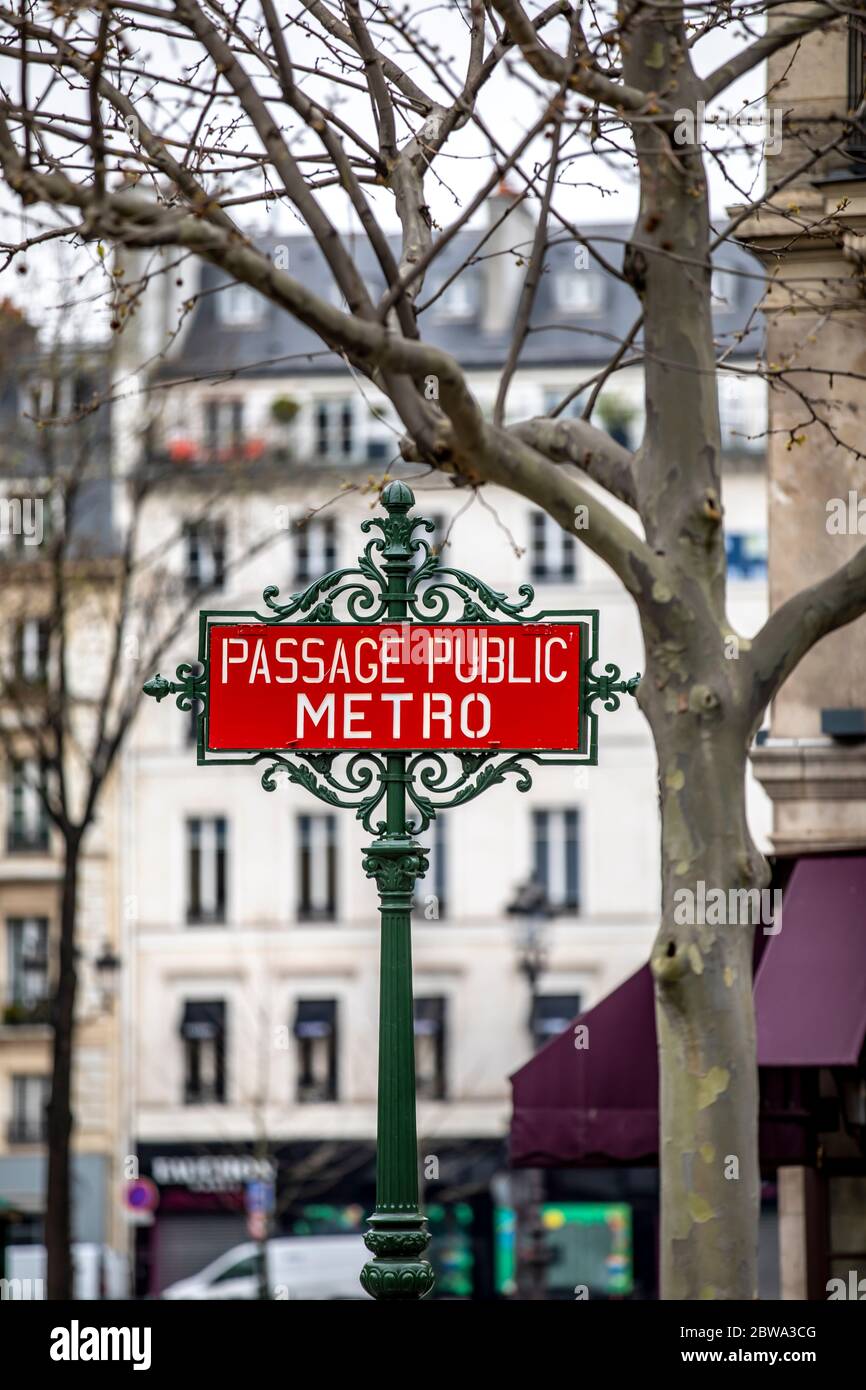 Paris, France - 17 mars 2020 : panneau de métro public Paris vintage passage Banque D'Images