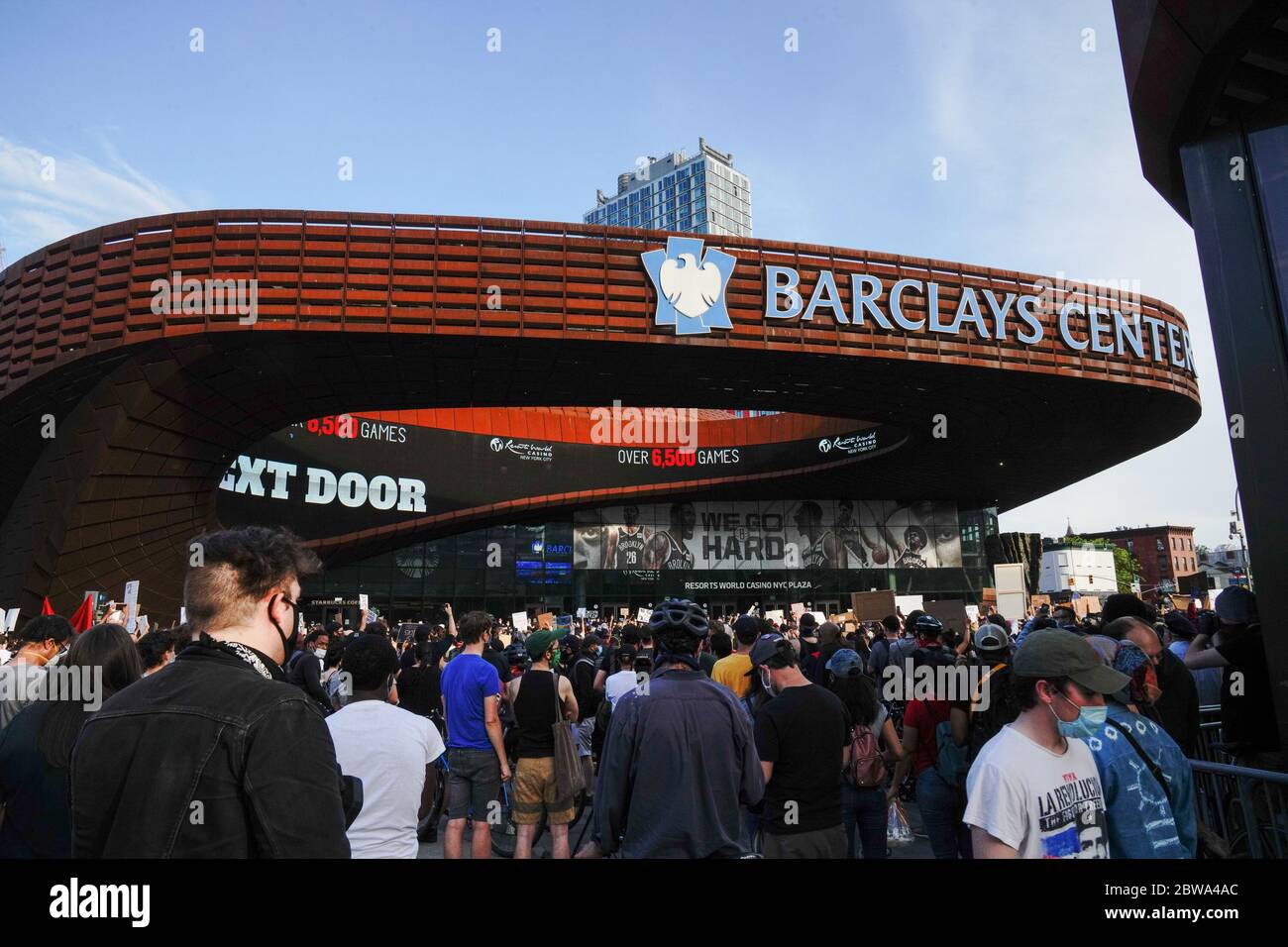 New York, États-Unis. 29 mai 2020. Vue des manifestants lors d'un rassemblement contre la mort de George Floyd, un homme de Minneapolis, dans le Minnesota, aux mains de la police le 29 mai 2020, au Barclays Center de Brooklyn, à New York. La mort de Floyd a été capturée dans une vidéo qui a fait le virus de l'incident. Gov. Minnesota Tim Walz a appelé la Garde nationale aujourd'hui, alors que le pillage éclatait à Saint-Paul. (John Nacion/image of Sport) (John Nacion/image of Sport) (photo de IOS/Espa-Images) crédit: European Sports photo Agency/Alay Live News Banque D'Images