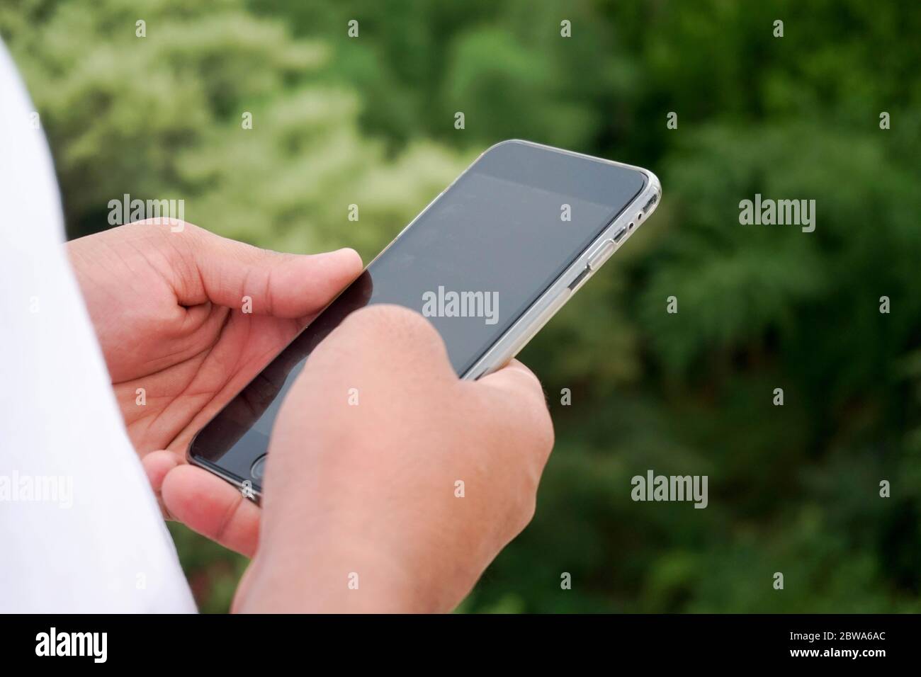 jeune homme avec un téléphone portable Banque D'Images