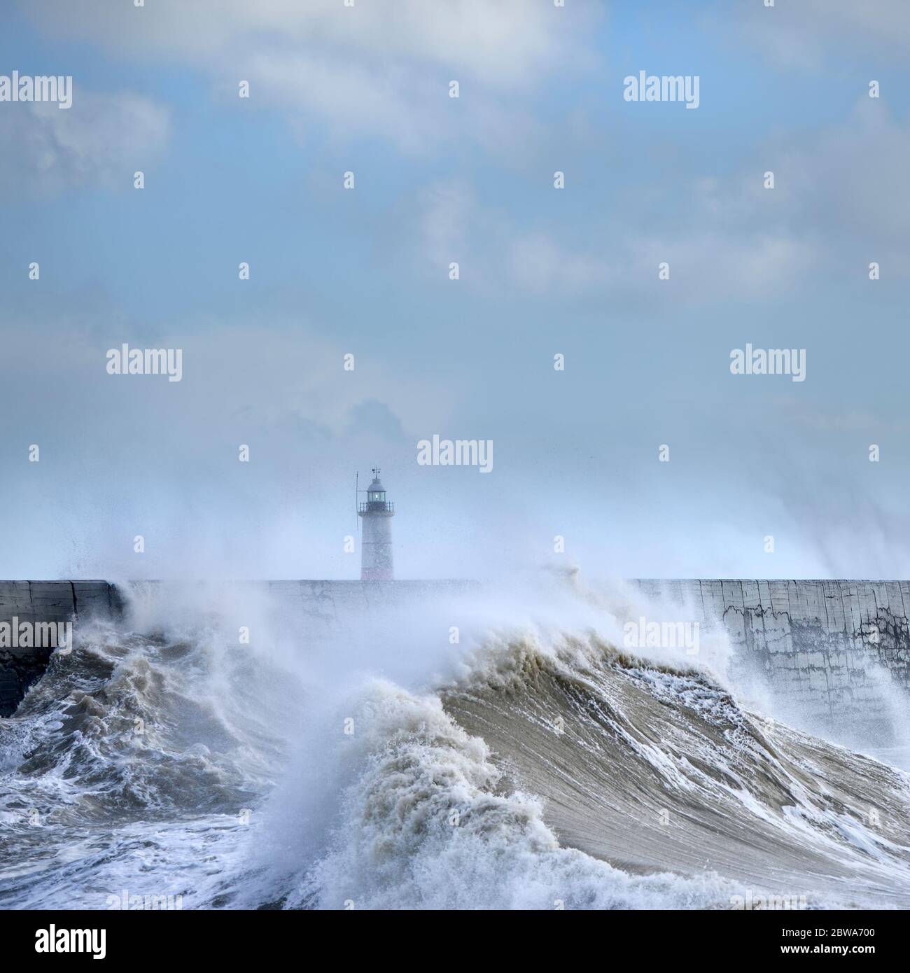 D'énormes vagues s'écrasent sur le mur du port sur le phare lors d'une tempête énorme sur la côte anglaise à Newhaven, des images étonnantes montrant la puissance de l'océan Banque D'Images