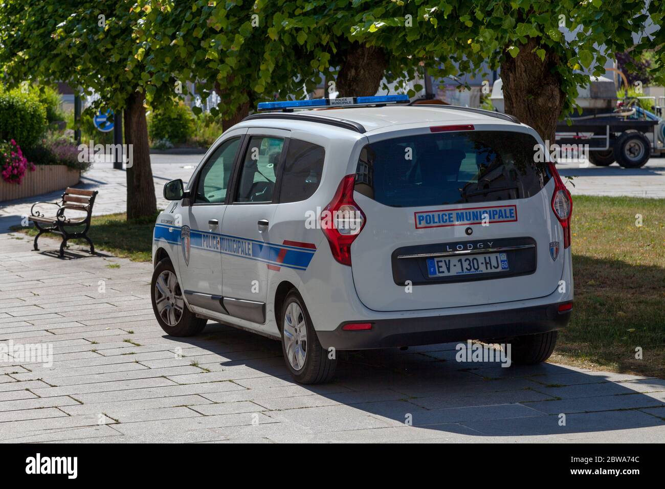 Compiègne, France - Mai 27 2020 : voiture de la police municipale (police locale) garée dans une rue du centre-ville. Banque D'Images