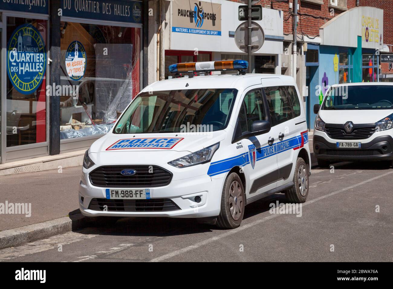 Amiens, France - 30 2020 mai : voiture de la police municipale (police locale) garée dans une rue du centre-ville. Banque D'Images