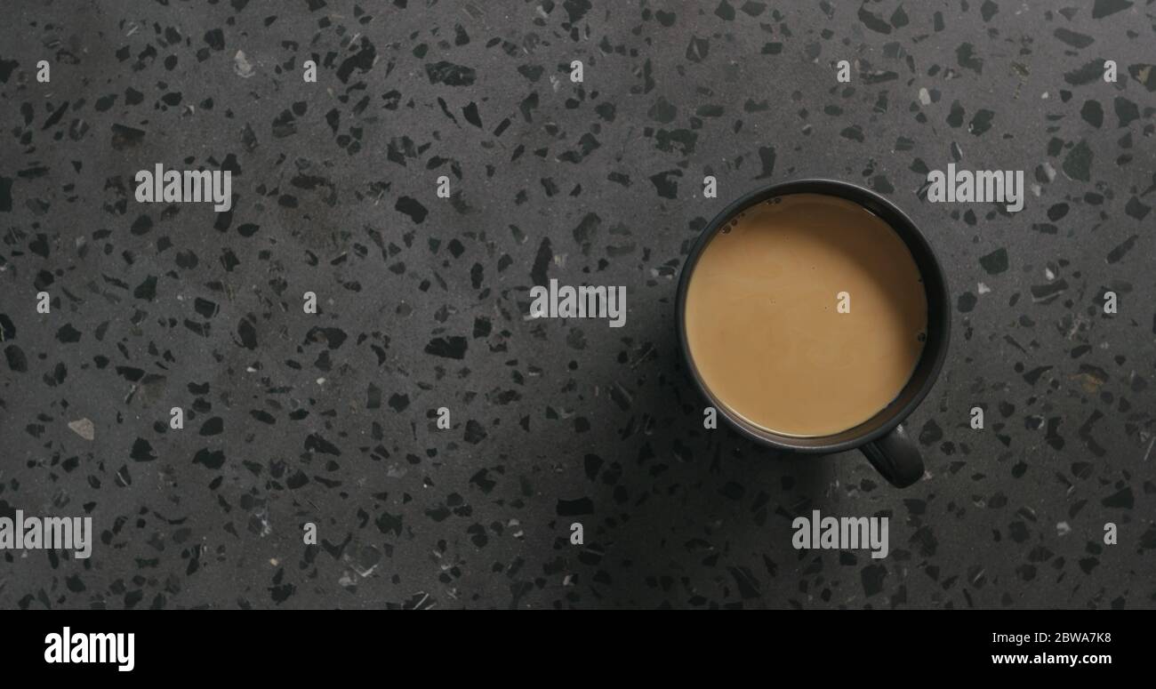 café dans une tasse noire sur fond de béton vue du dessus Banque D'Images