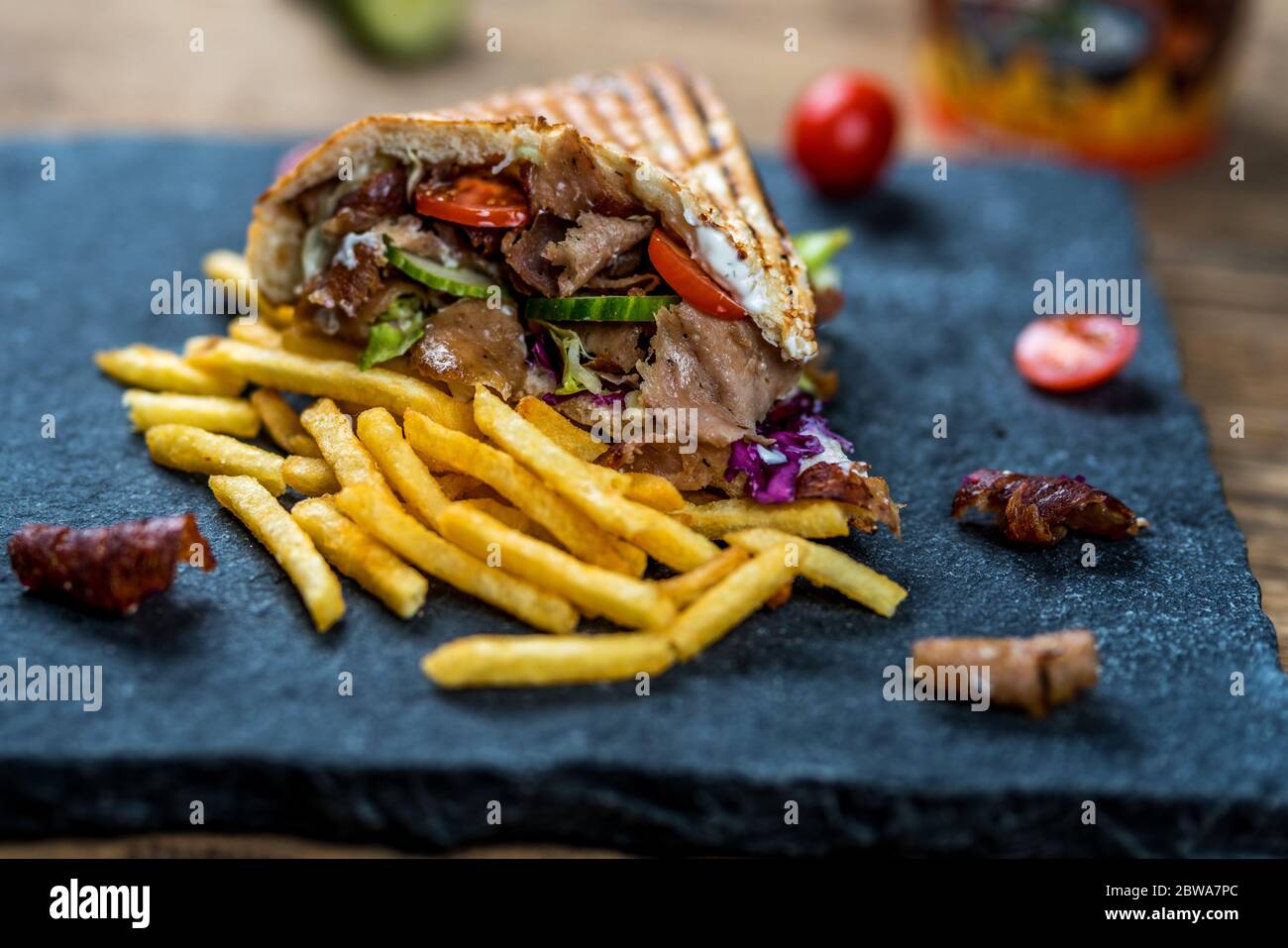 Faire don de kebab avec des légumes et des frites sur une table en bois Banque D'Images