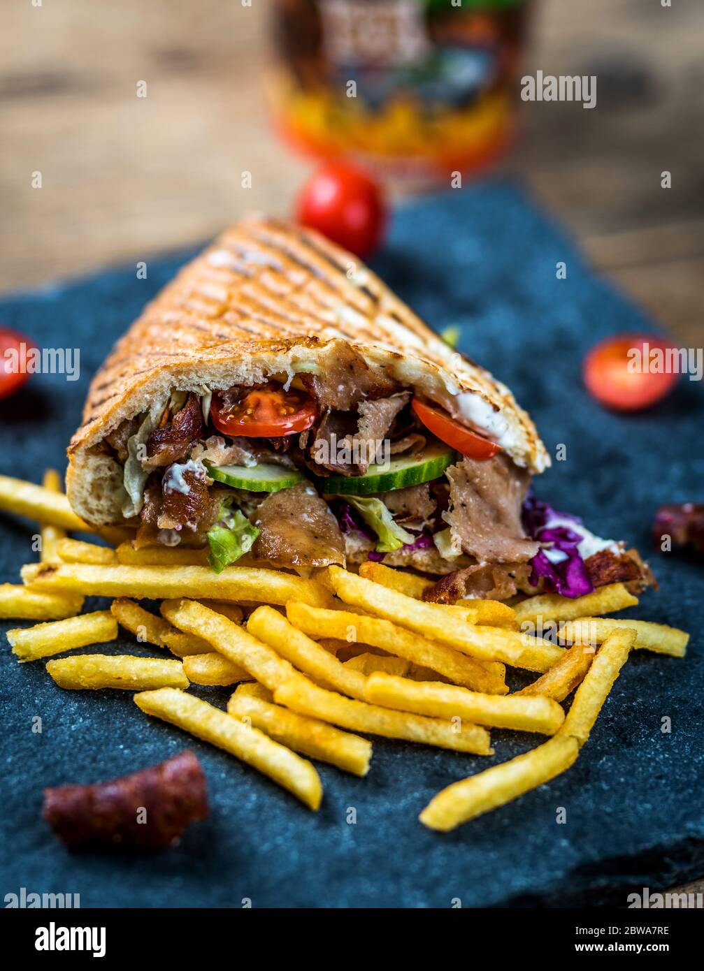 Faire don de kebab avec des légumes et des frites sur une table en bois Banque D'Images