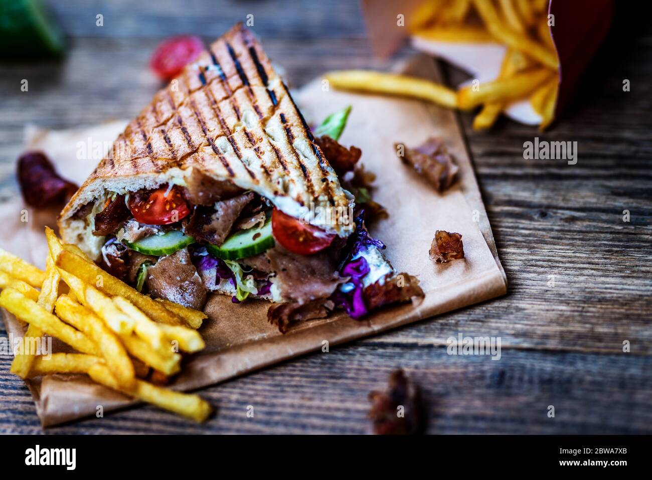 Faire don de kebab avec des légumes et des frites sur une table en bois Banque D'Images