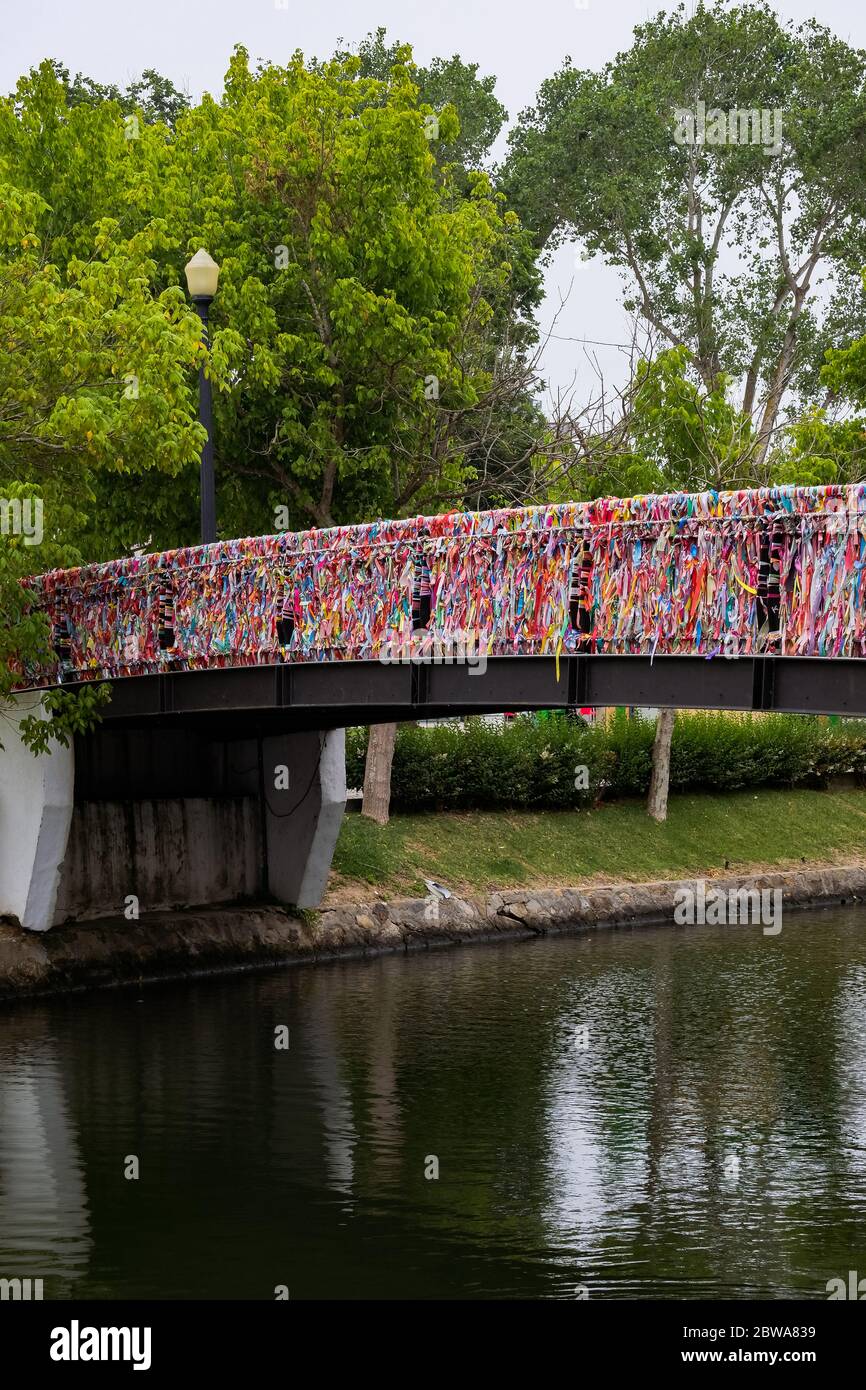 Rubans colorés au vent dans un pont au-dessus d'un canal d'eau à Aveiro, Portugal Banque D'Images