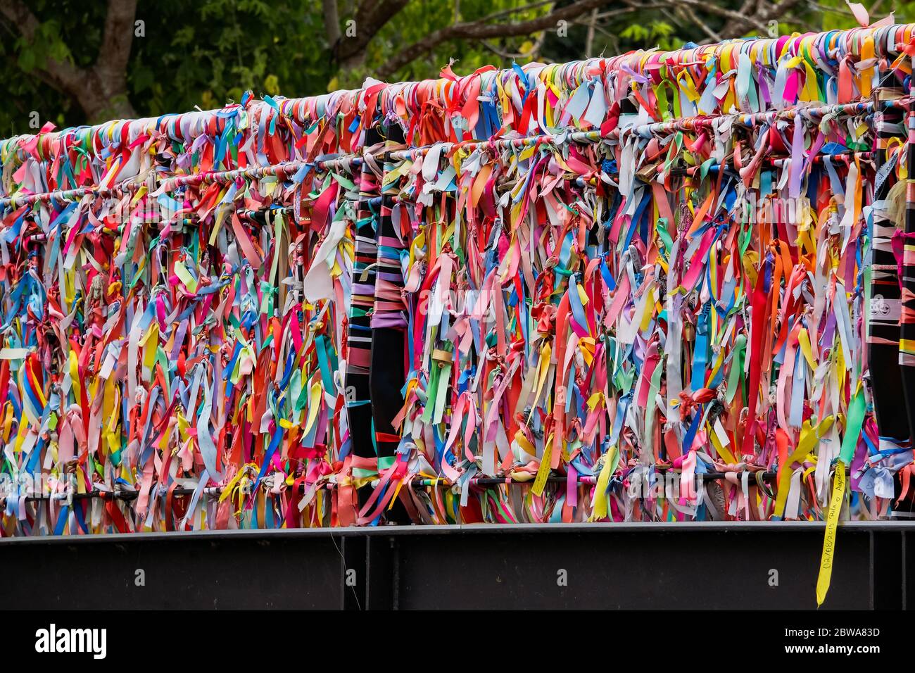 Rubans colorés au vent dans un pont au-dessus d'un canal d'eau à Aveiro, Portugal Banque D'Images