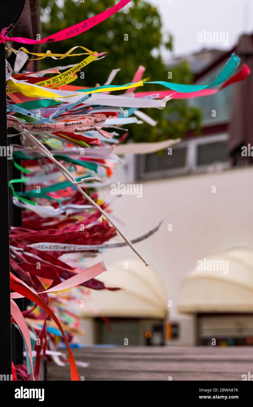 Rubans colorés au vent dans un pont au-dessus d'un canal d'eau à Aveiro, Portugal Banque D'Images