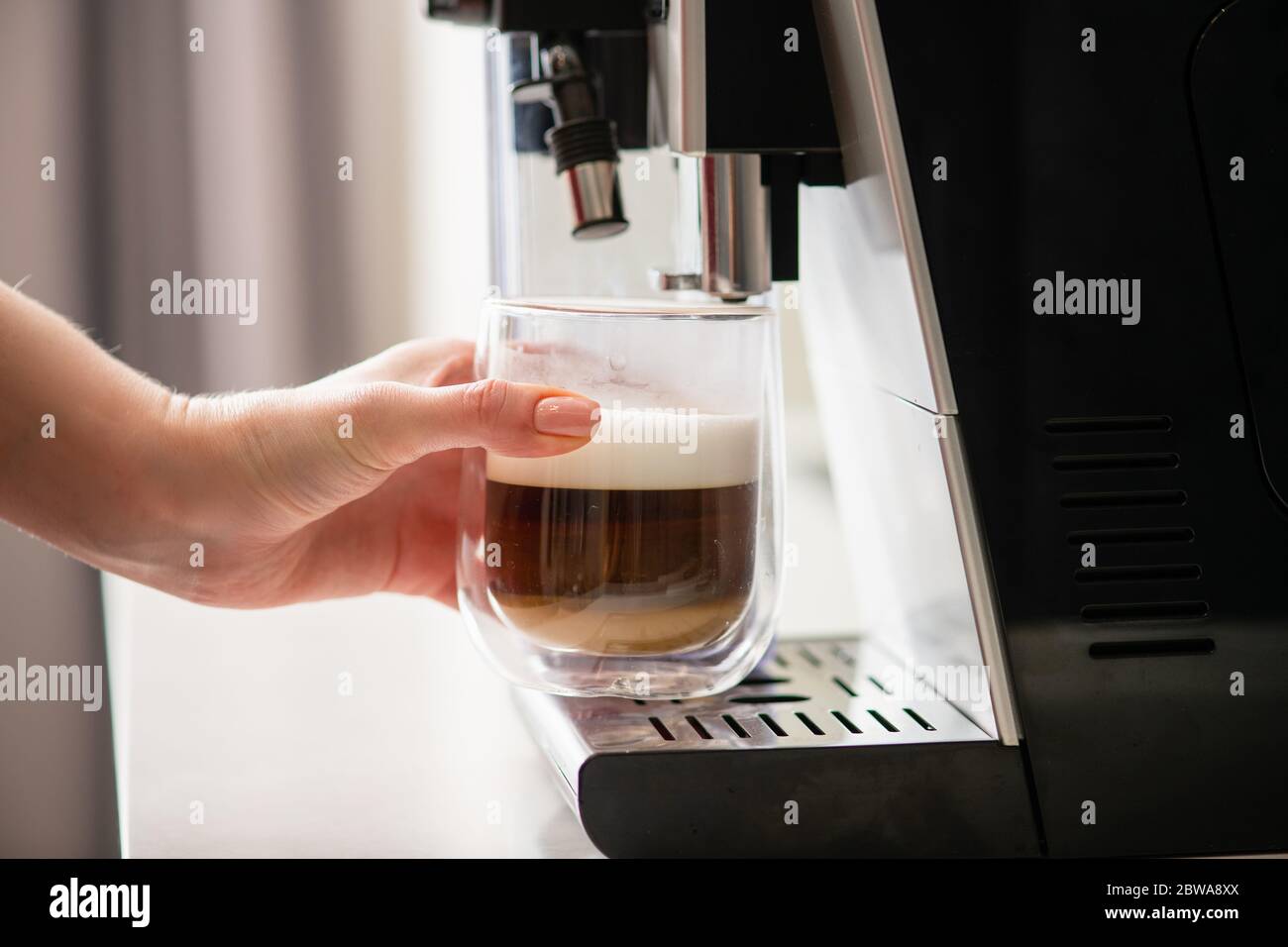 Café et boisson lactée pour femme, machine automatique préparer le petit  déjeuner boisson chaude à la maison, hôtel, café, bar Photo Stock - Alamy