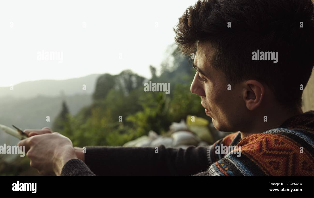 Bâton peeling jeune avec couteau Banque D'Images