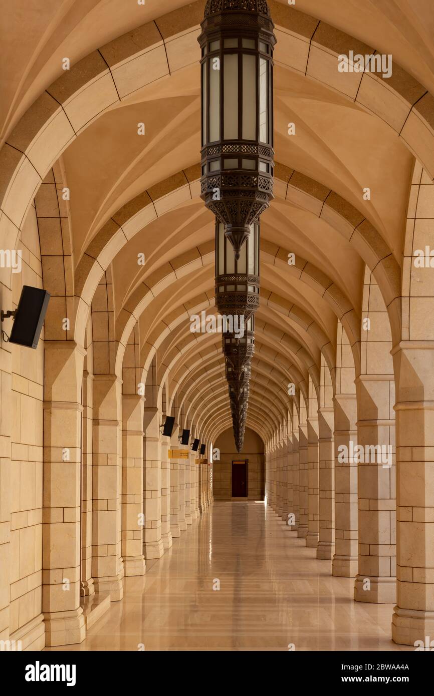 Arcades avec rangée de lampes ou de lanternes à la grande mosquée du Sultan Qaboos, à la périphérie de Nizwa en Oman Banque D'Images