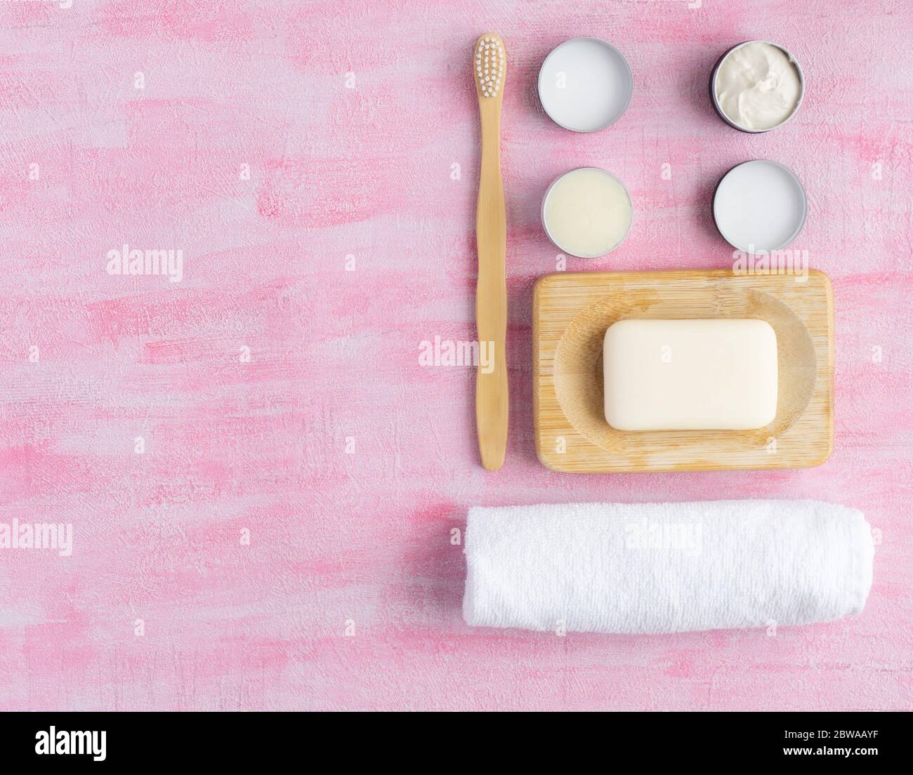 Zéro déchet accessoires de salle de bain. Cosmétiques de beauté naturelle. Copier l'espace. Banque D'Images