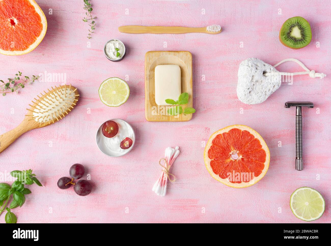 Zéro déchet accessoires de salle de bain. Quelques fruits et herbes autour. Vue de dessus, disposition. Banque D'Images