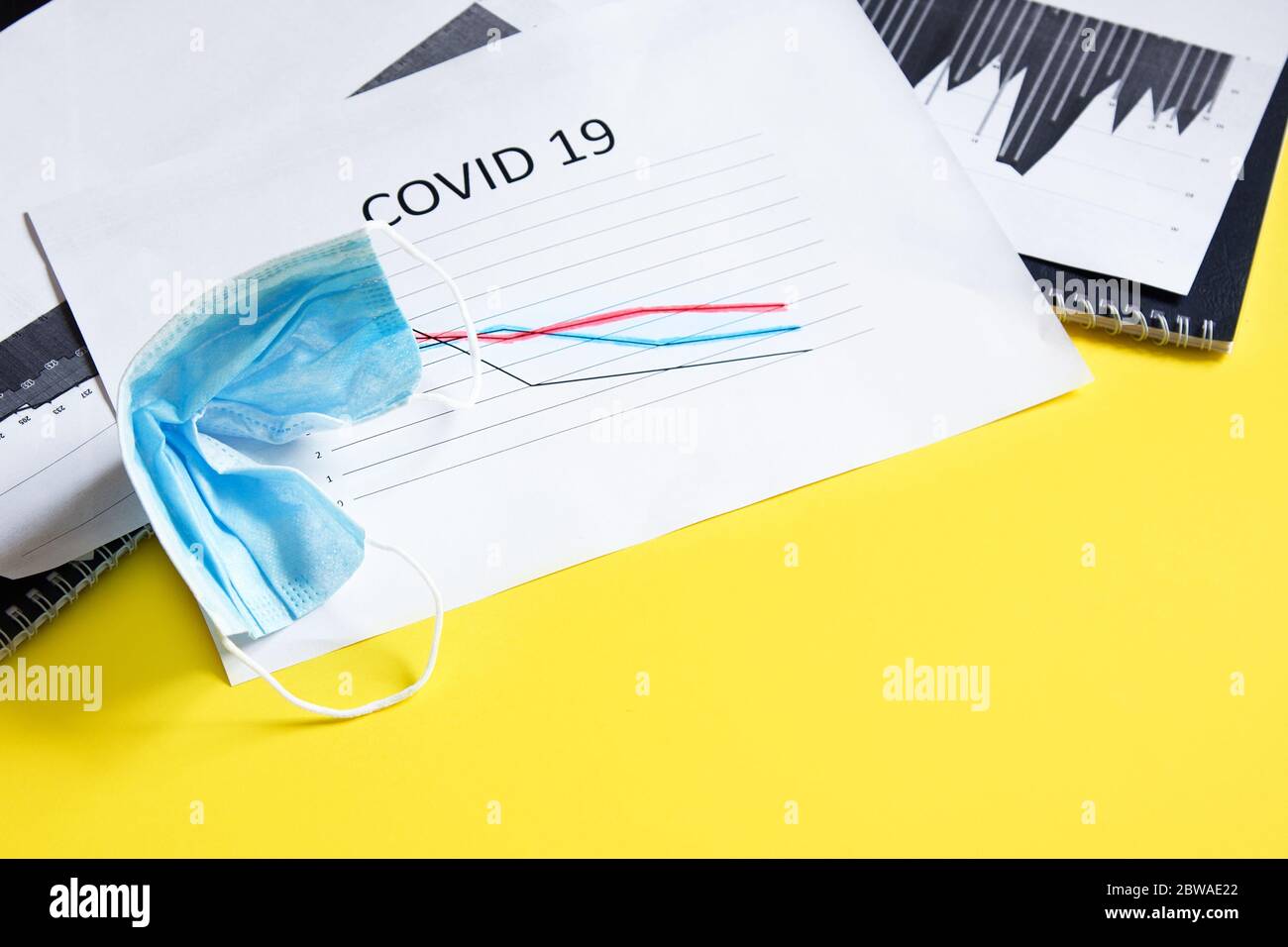 Fin de la pandémie du coronavirus et isolement. Utilisé masque médical froissé sur le graphique pour réduire l'incidence de la morbidité et de la mortalité. Concentrez-vous sur le masque Banque D'Images