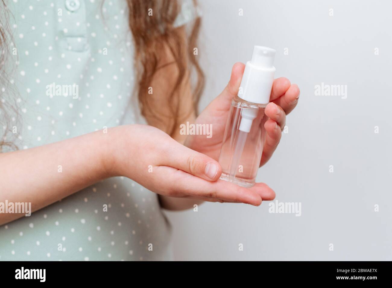 Remède antibactérien pour les mains des enfants. Concept mains propres. Hygiène et santé Banque D'Images