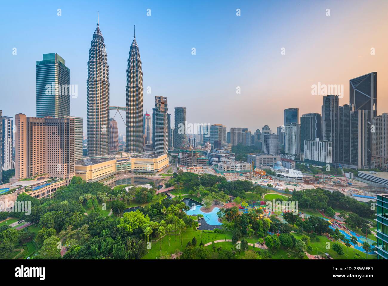 Kuala Lumpur, Malaisie parc et horizon au crépuscule. Banque D'Images