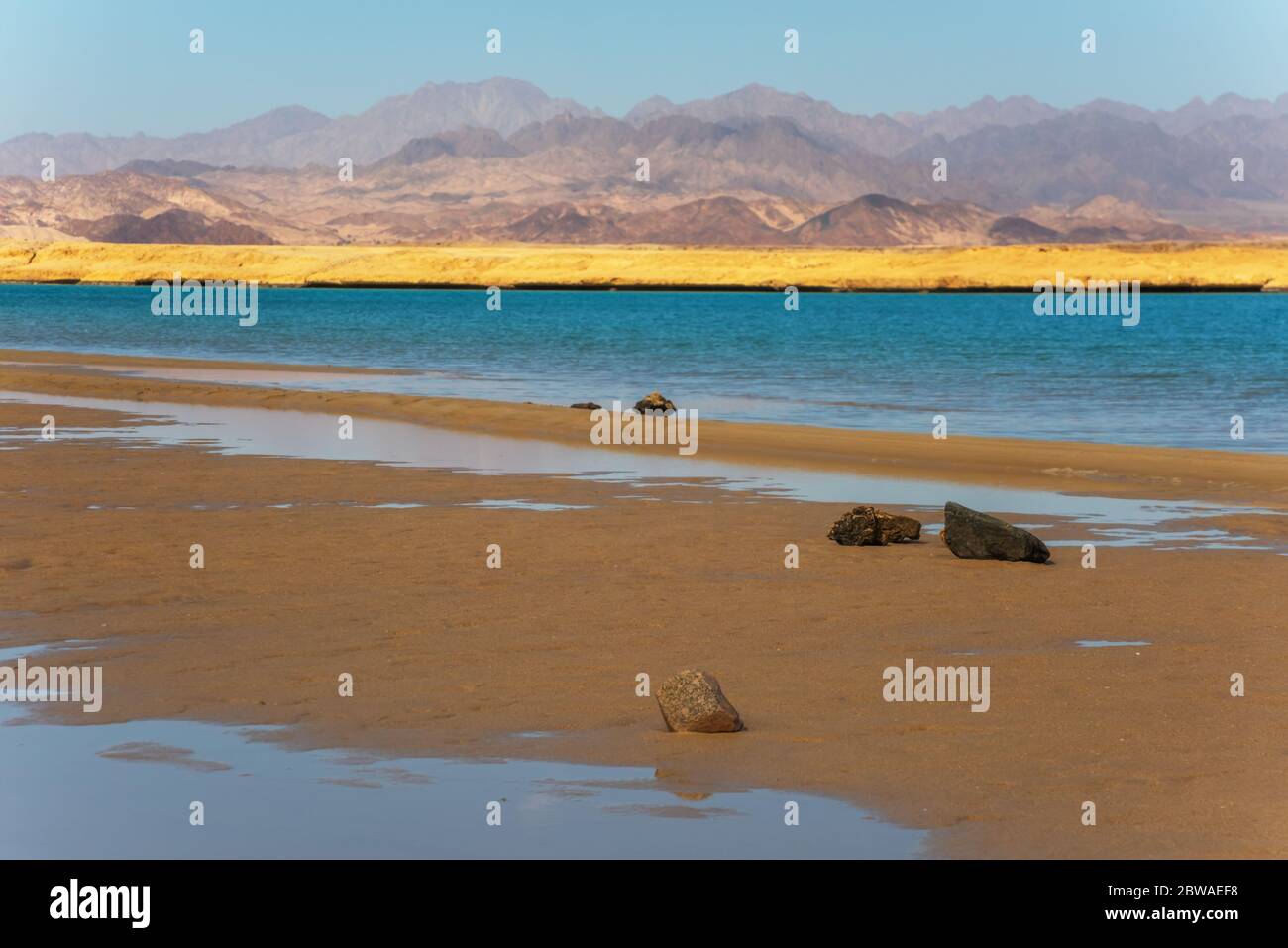 Paysage désertique et lac salé dans le parc national Ras Mohammed, Sinaï, Egypte. Banque D'Images