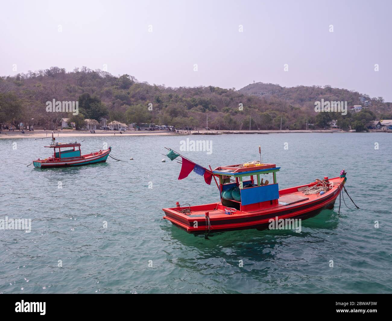 Deux petits bateaux de pêche à l'embarcadère Asdang à Ko Sichang, une île au large de la province de Chonburi en Thaïlande. Ko Sichang est un centre de communication Banque D'Images