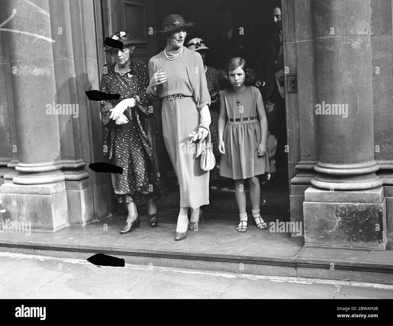 Au baptême du fils de l'enfant de Seigneur et de Lady Aberconway . Mme Valentine Fleming et Mlle Valerie Fleming 3 juillet 1934 Banque D'Images