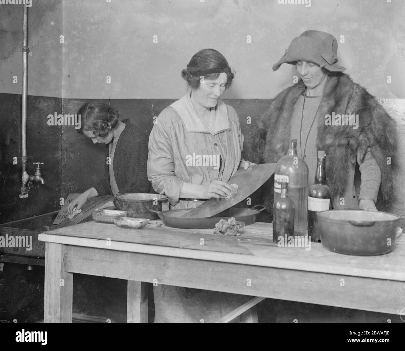 La fabrication d'ornements décoratifs en acier inoxydable par des travailleuses à Birmingham préparation à la gravure avec résistance à l'acide 8 septembre 1925 Lady avec le chapeau et la fourrure est Mlle C Griff A M A I E de la fonderie pour femmes Birmingham Banque D'Images