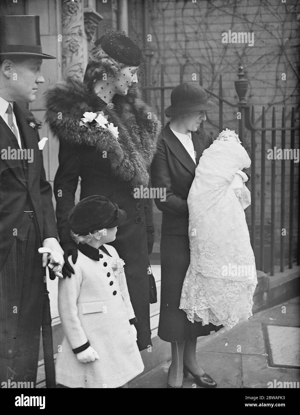 M. et Mme Victor Seely et leur fille qui a été nommée pour bébé à l' église Saint-marguerite , Westminster, Londres . 7 novembre 1938 la fille de bébé est Alexandra Mary Hilda Seely fille aînée Victoria Seely Banque D'Images