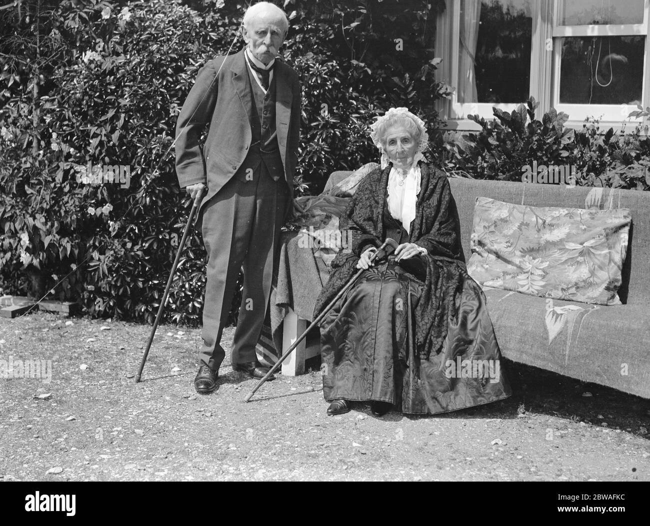 Le général Sir George Higginson à sa maison Marlow sur la Tamise . photographié à son 98 e anniversaire , avec sa sœur Mme Grant, qui a la date du 92 23 juin 1923 Banque D'Images