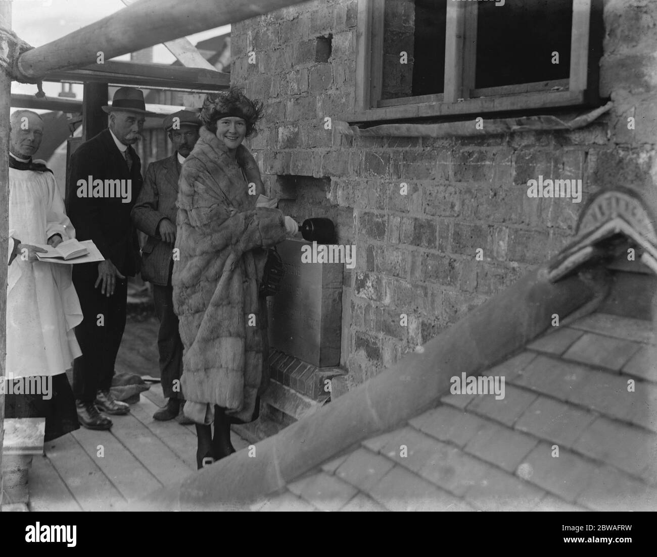 Mme Holman , fille de Sir Jesse et Lady Boot, pose la pierre de fondation de la nouvelle aile à l' école du patrimoine de Chailey . Banque D'Images