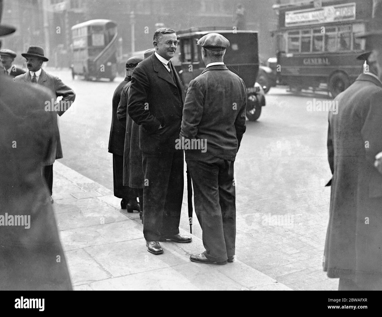Parlement re - assemblages . Le député socialiste écossais, David Kirkwood, parle dans la rue. 8 septembre 1931 Banque D'Images