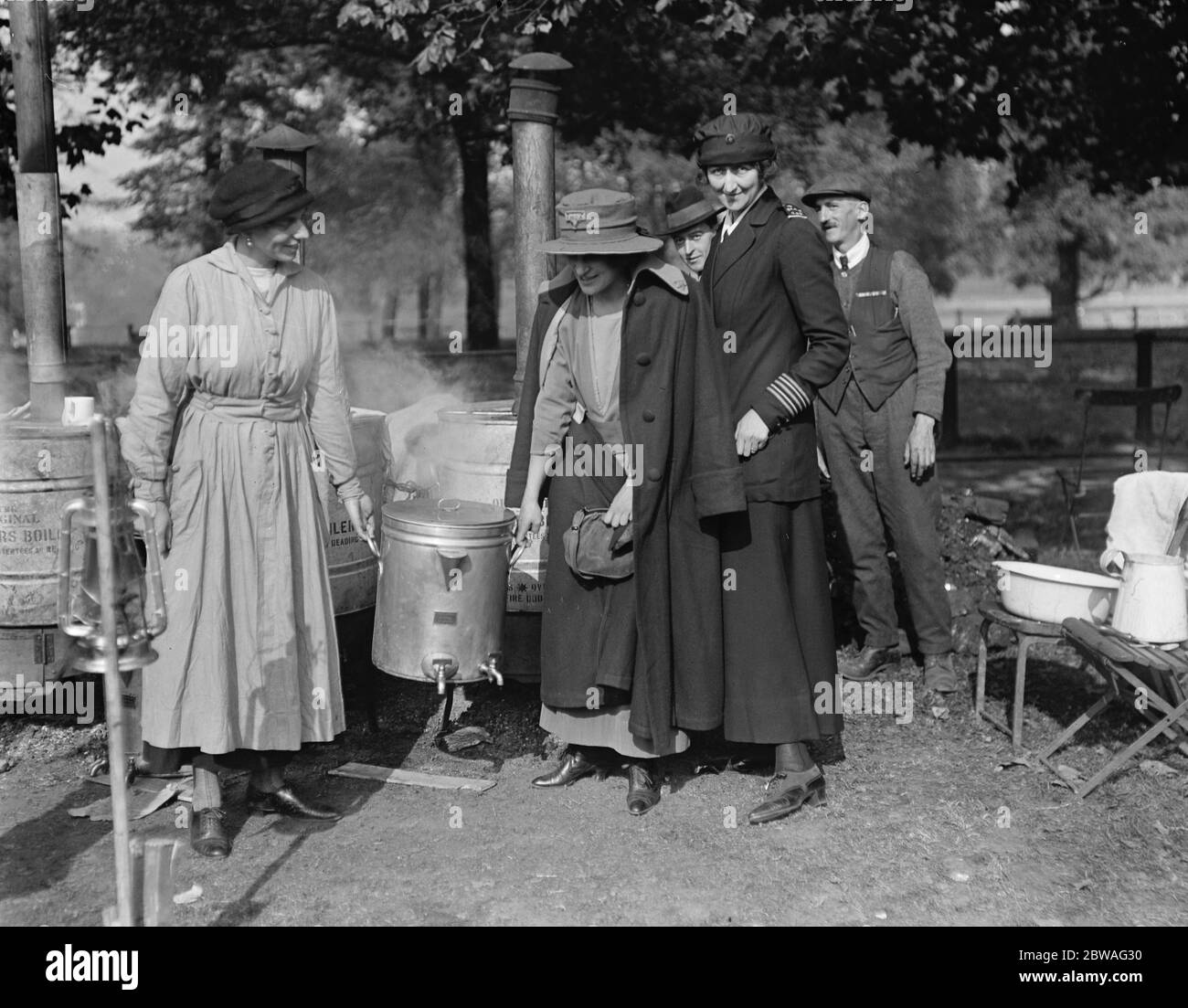 A l'y M C UNE cantine à Hyde Park de gauche à droite, Mme Stapleton Cotton , Lady Alastir Innes Ker et Lady Juliet Trevor 4 octobre 1919 Banque D'Images