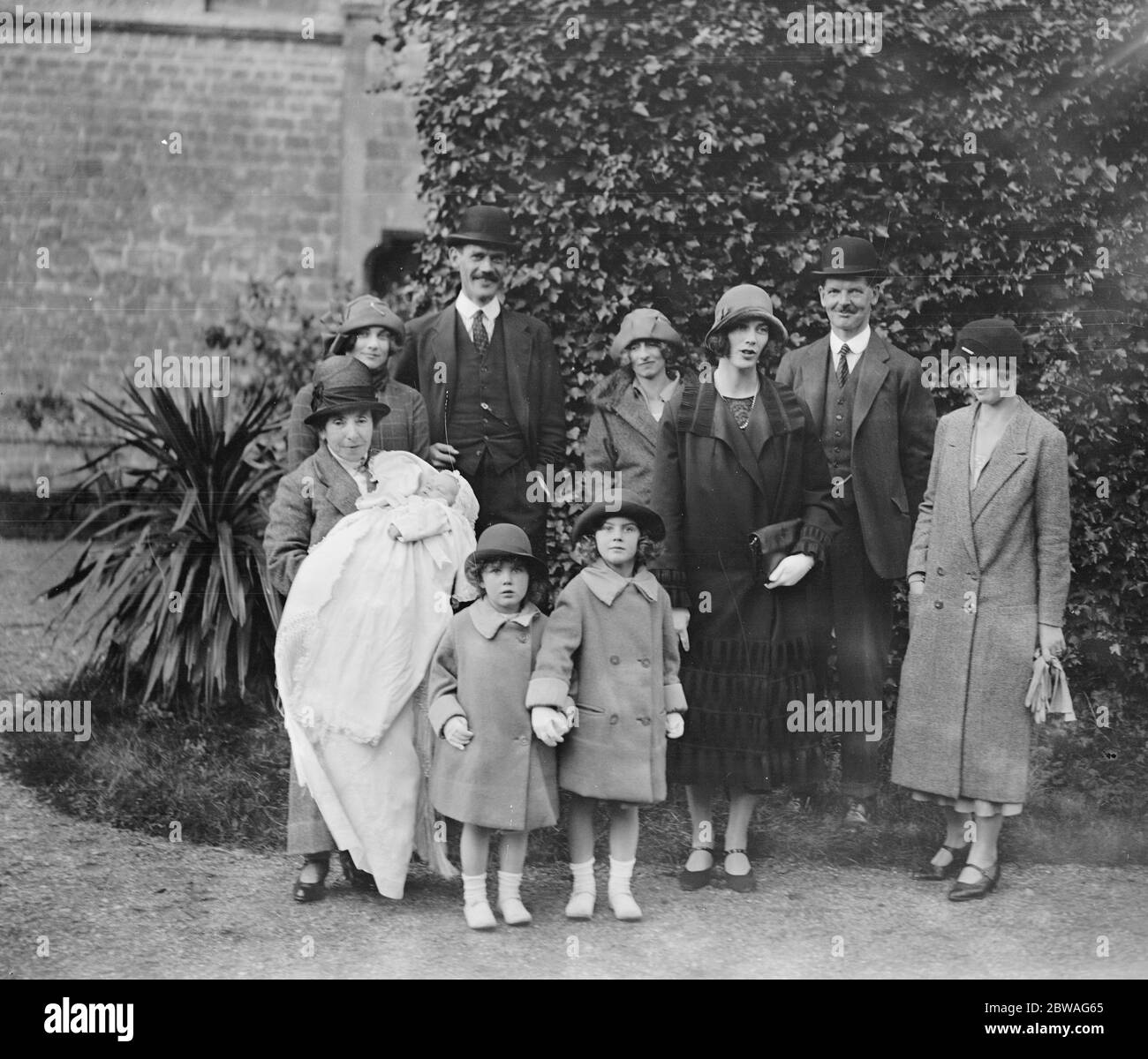 Baptême à Wilton Marsh , près de Westbury , du fils de M. Charles et de Lady Sybil Phipps . Lady Sybil Phipps et ses deux filles Eileen et Clare . 25 octobre 1925 Banque D'Images