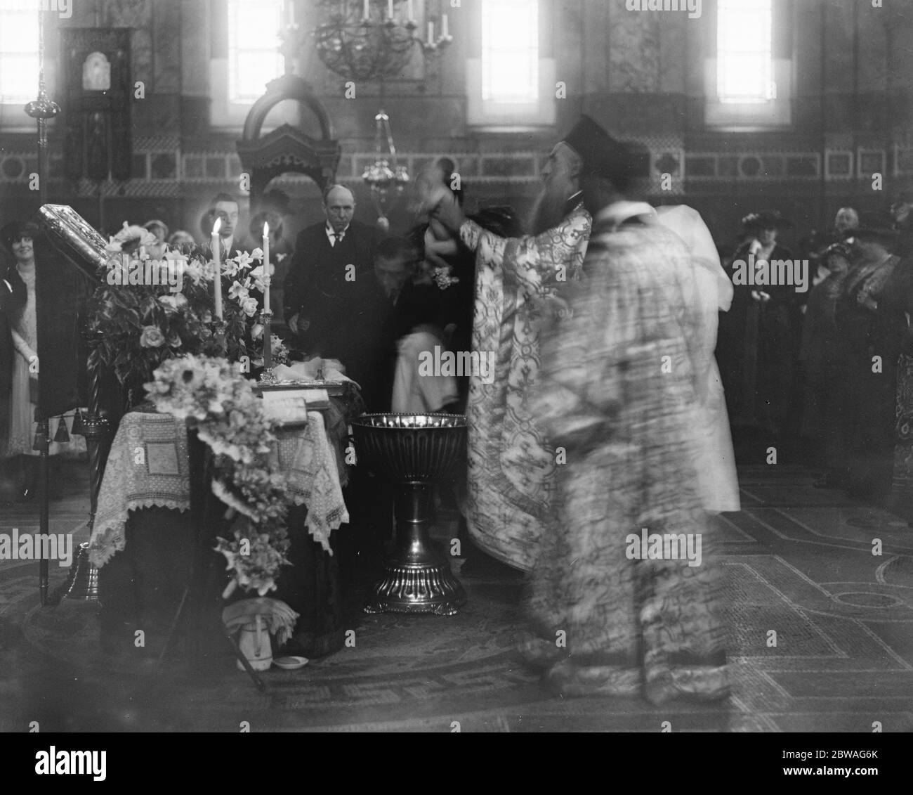 Le baptême de la fille du prince et de la princesse Bibesco , du prêtre officiel et du bébé 7 juillet 1920 famille d'Elizabeth, princesse Bibesco (nom de jeune fille Asquith; 26 février 1897 - 7 avril 1945) Banque D'Images