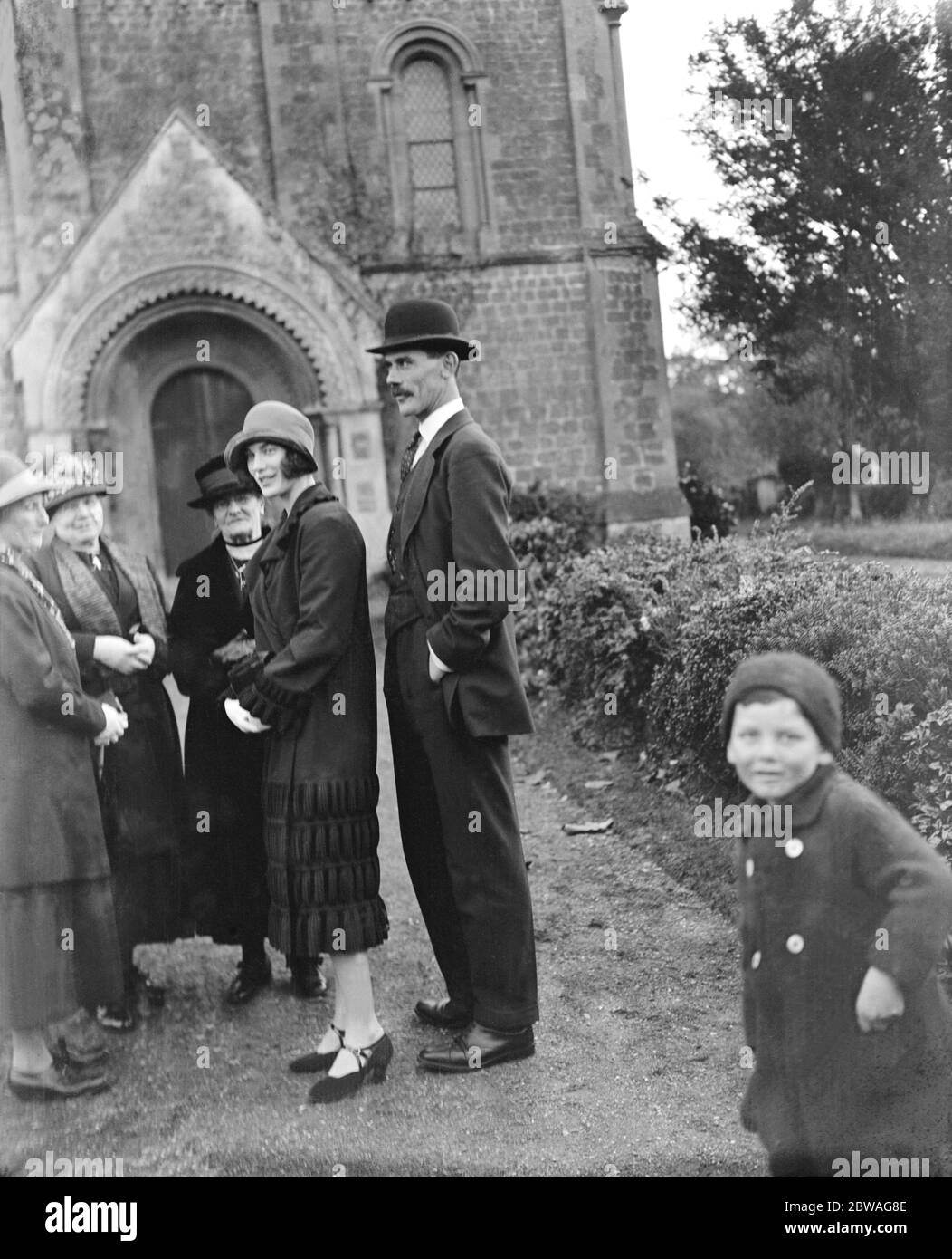 M. Charles et Lady Sybil Phipps au baptême de leur fils à l'église paroissiale de Wilton Marsh , près de Westbury . 25 octobre 1925 Banque D'Images