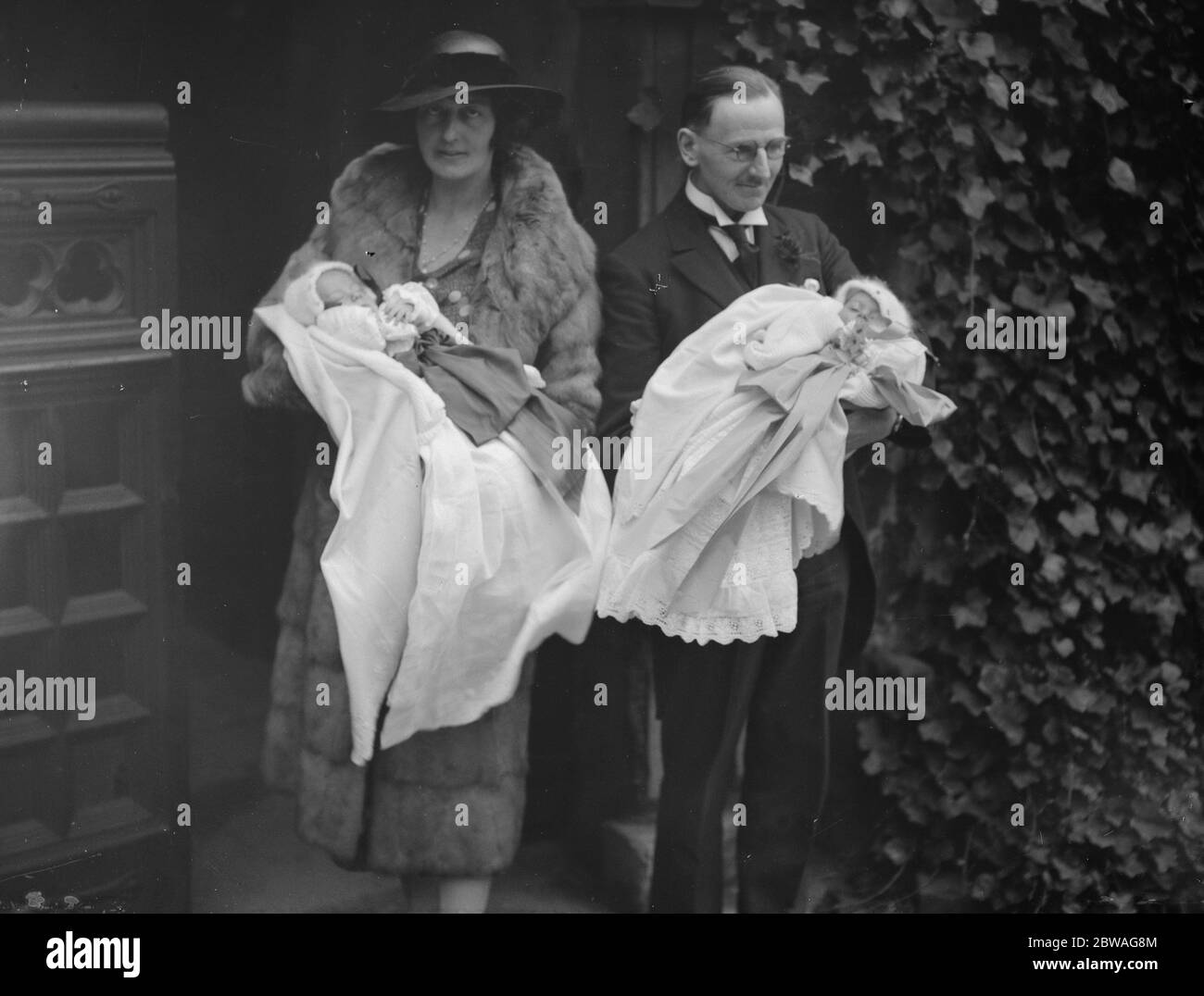 Major et Mme Gordon ont leur fils jumeaux et leur fille après le baptême à St Clément Danes le 18 avril 1933 Banque D'Images
