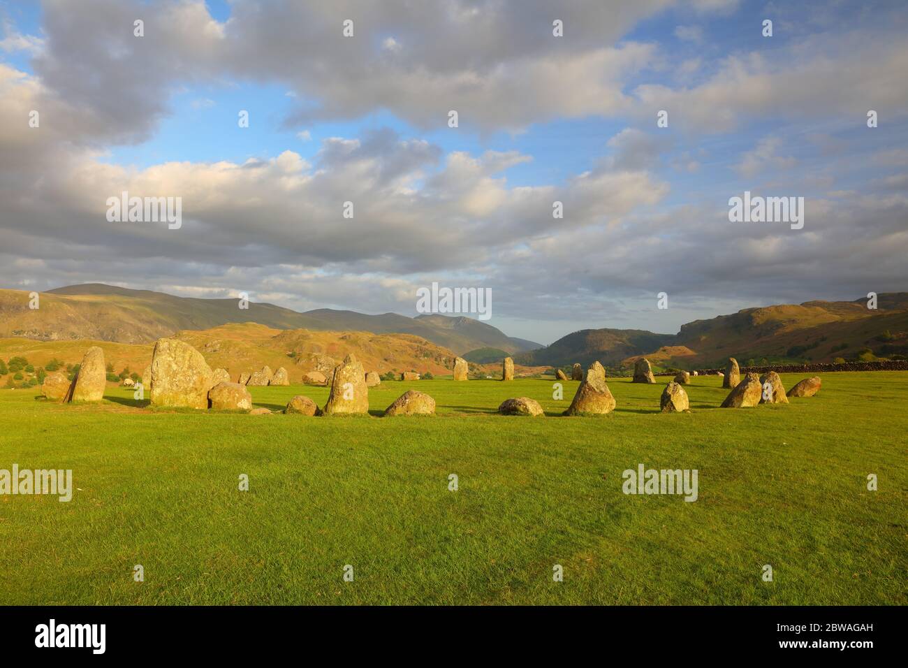 Vue panoramique sur le cercle de pierres Castlerigg, dans un cadre chaleureux. Keswick, parc national du district du lac, Angleterre, Royaume-Uni. Banque D'Images