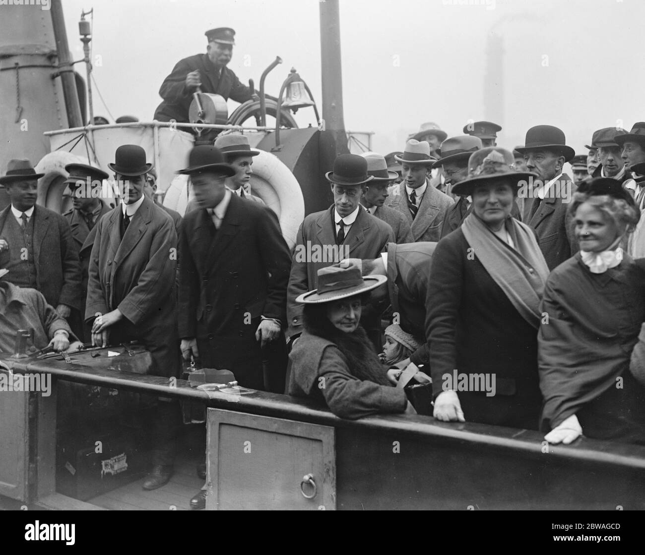 La grande grève ferroviaire . L'Écosse à la Tamise en bateau . Prince Albert et Prince Henry et les passagers d'Écosse débarque du remorqueur , ' ICH Dein ' à Charing Cross , Londres . 6 octobre 1919 Banque D'Images