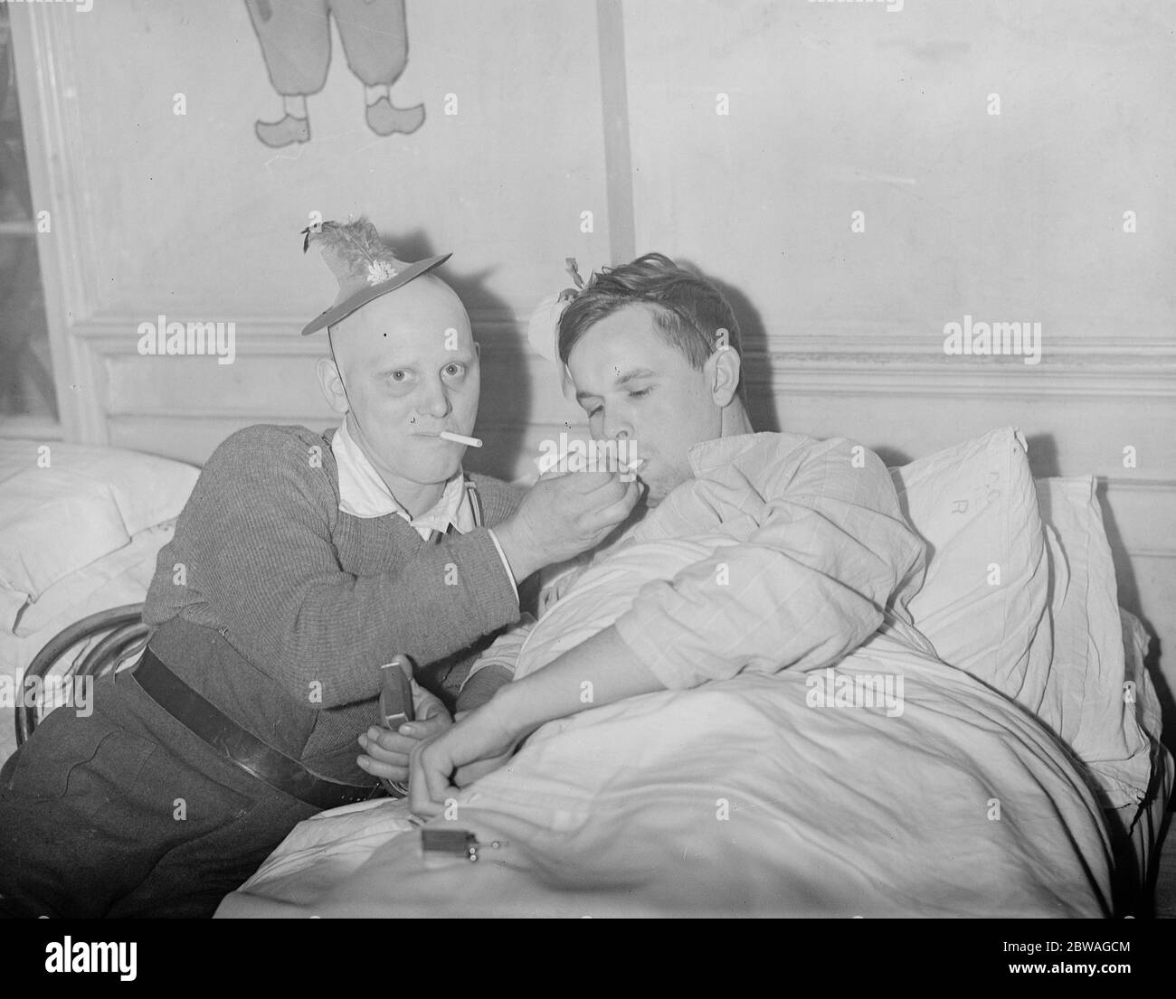 Certaines des premières victimes de guerre à l'hôpital militaire de Horton , Epsom , Surrey . Avoir une fumée dans la paroisse . 30 décembre 1939 Banque D'Images