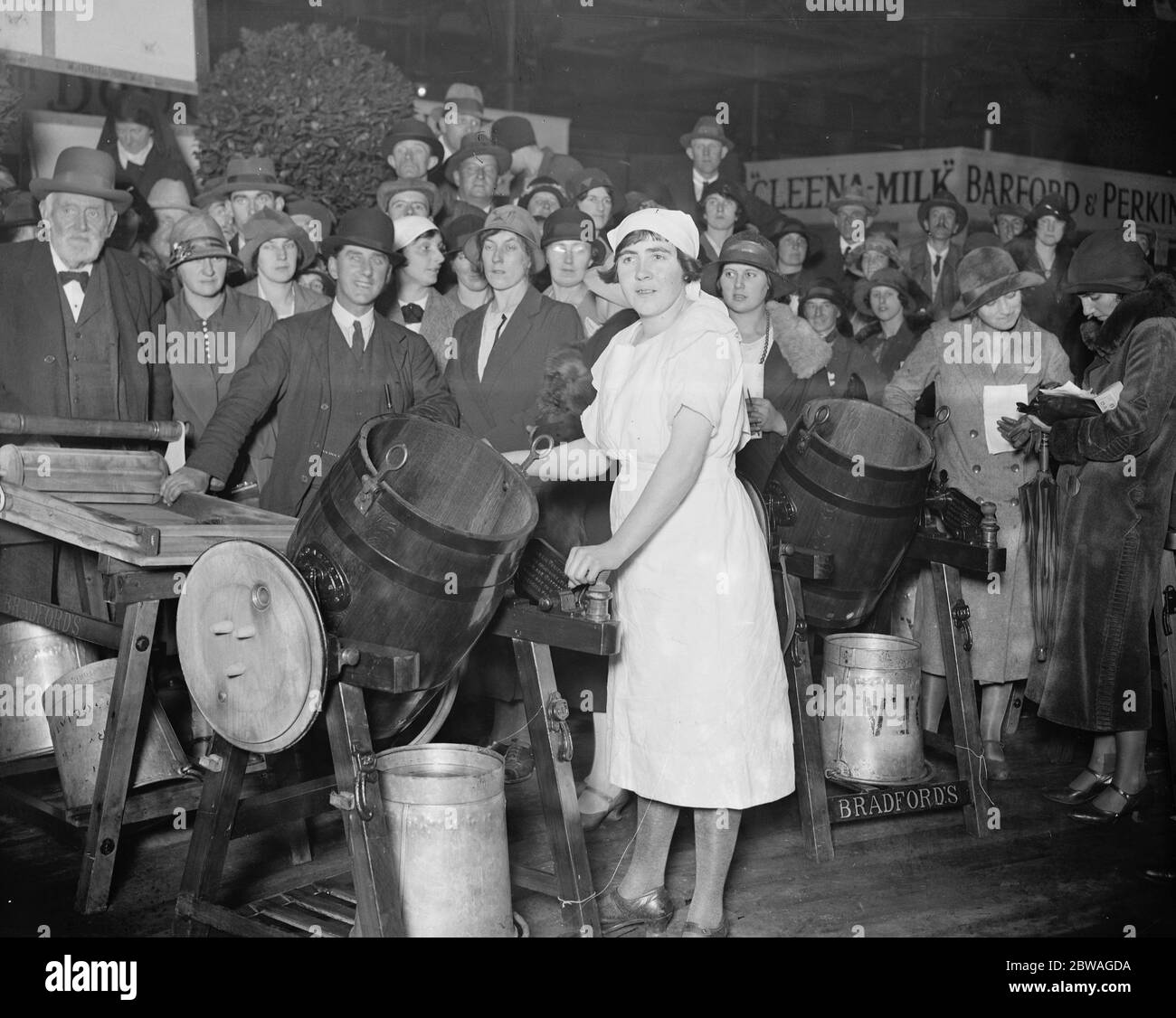 Au salon laitier de l'Agricultural Hall , Londres . Mlle N E Thomas ( Monmouth ) , champion du beurre fabricant 23 octobre 1925 Banque D'Images