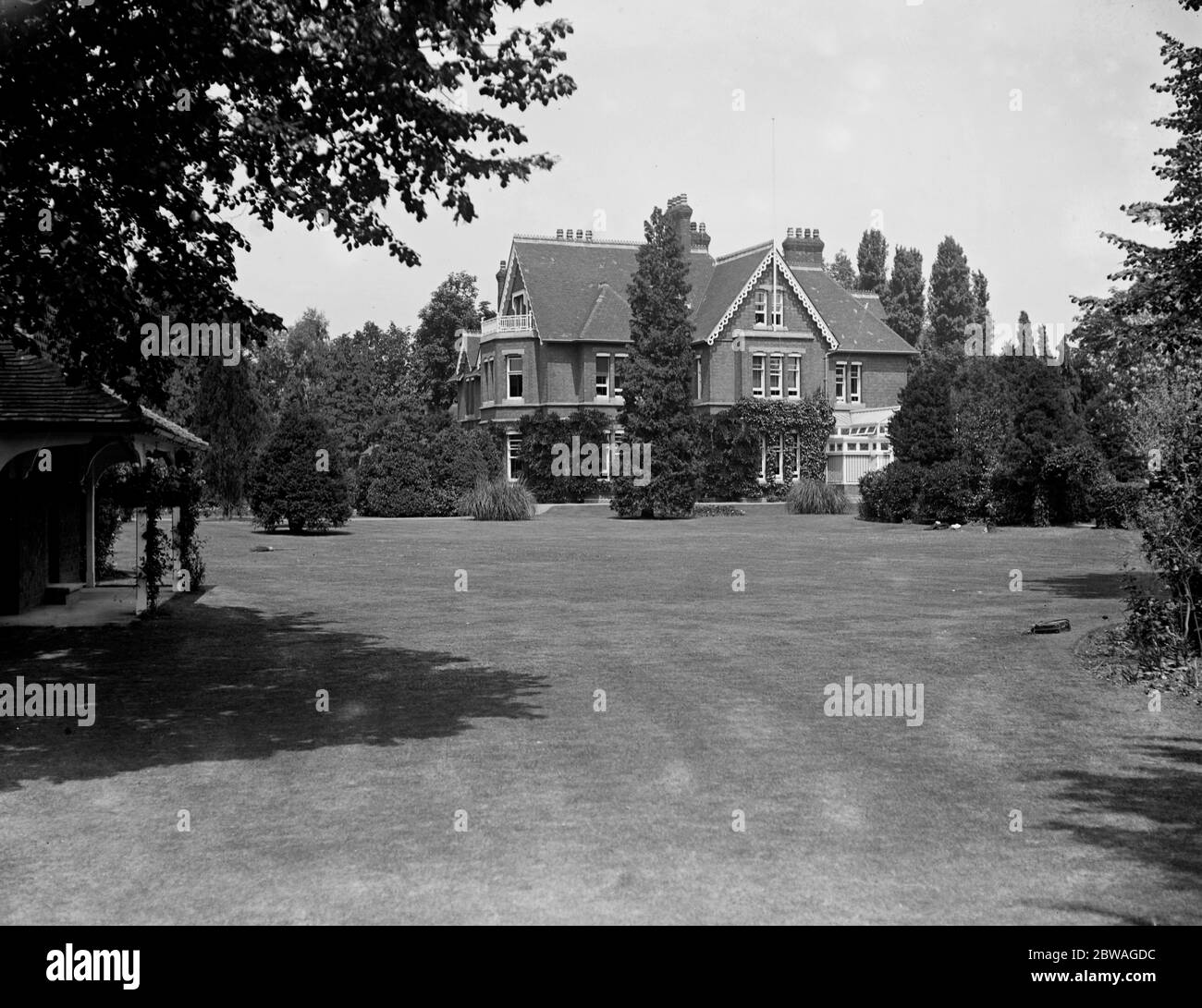 Ranji donne sa maison à Staines , ' Jamnagar ' comme hôpital le Prince de Galles Hospital . Ranjitsinhji Vibhaji, Maharaja Jam Sahib de Nawanagar GCSI, GBE (10 septembre 1872 - 2 avril 1933) (connu sous le nom de K.S. Ranjitsinhji, Ranji ou Smith pendant sa carrière) était un cricketer indien du prince et du Test qui a joué pour l'équipe de cricket anglaise. Il a également joué au cricket de première classe pour l'Université de Cambridge et au cricket du comté pour Sussex. Batteur légendaire . Banque D'Images