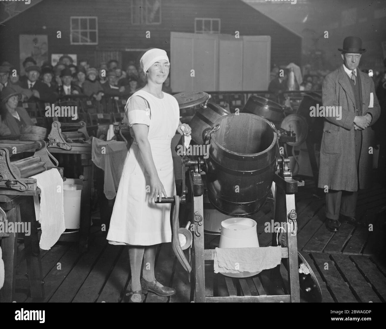 Au thje Dairy Show au Agricultural Hall , Londres . Mlle Dora Nicholls de Redruth , Cornwall , gagnante du championnat de Dairymaid 21 octobre 1927 Banque D'Images