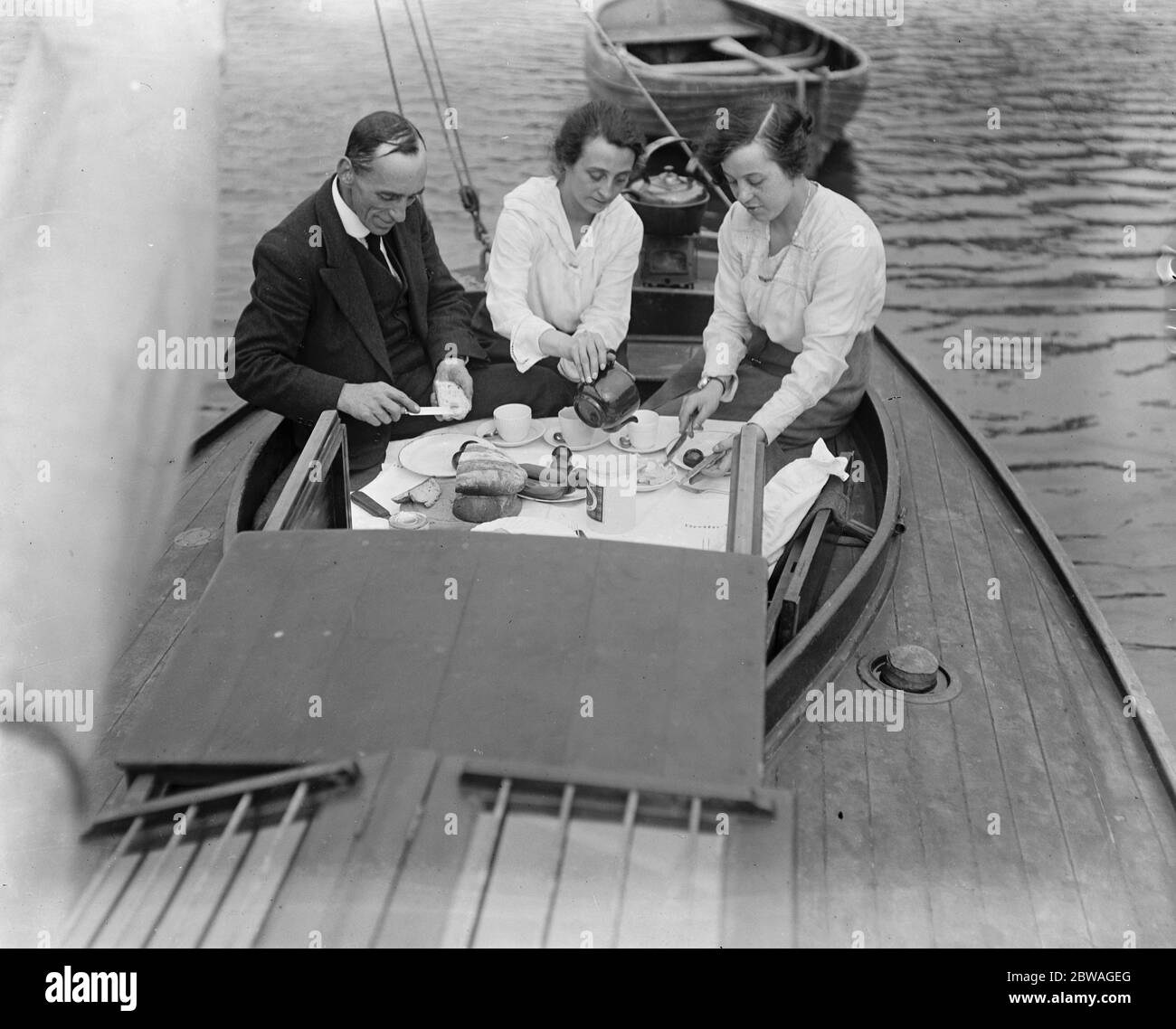 Résoudre les problèmes de grève M. Booth de Sidcup et sa fille vivent à bord de leur yacht sur la rivière à Westminster , Londres . Thé à bord le 9 octobre 1919 Banque D'Images