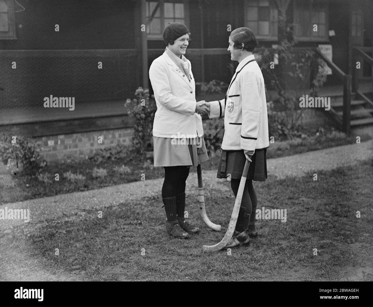 Angleterre contre les dames de hockey des États-Unis à Merton Abbey . Les capitaines :- Mlle A Townsend , USA ( à gauche ) et Mlle F I Bryan . 8 novembre 1933 Banque D'Images